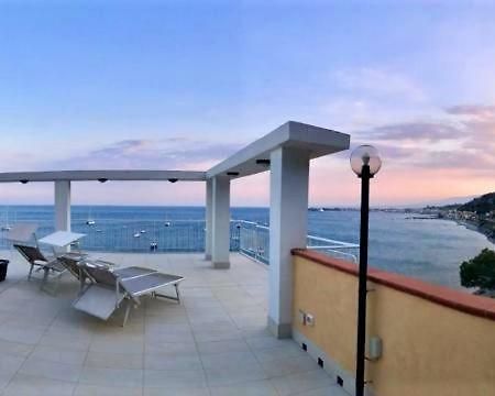 Apartamento La Baia Dei Delfini Taormina Exterior foto